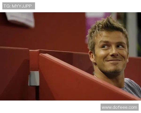 贝克汉姆展现足球明星魅力与肌肉力量的完美结合