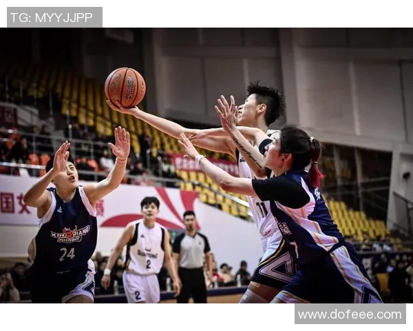 在篮球场上追逐梦想的明星们燃烧青春的热血与激情